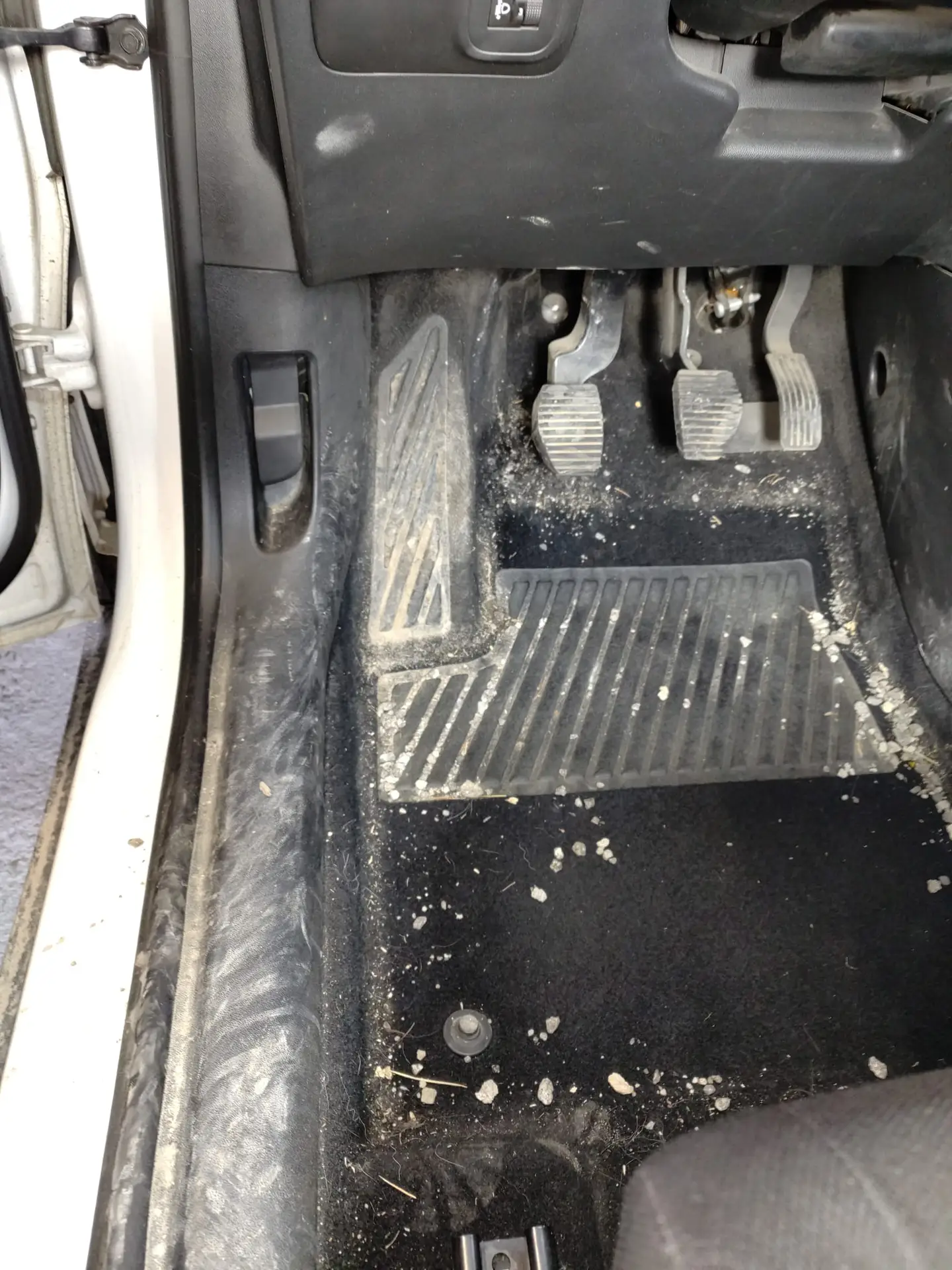 Tapis et pédalier de voiture avant/après