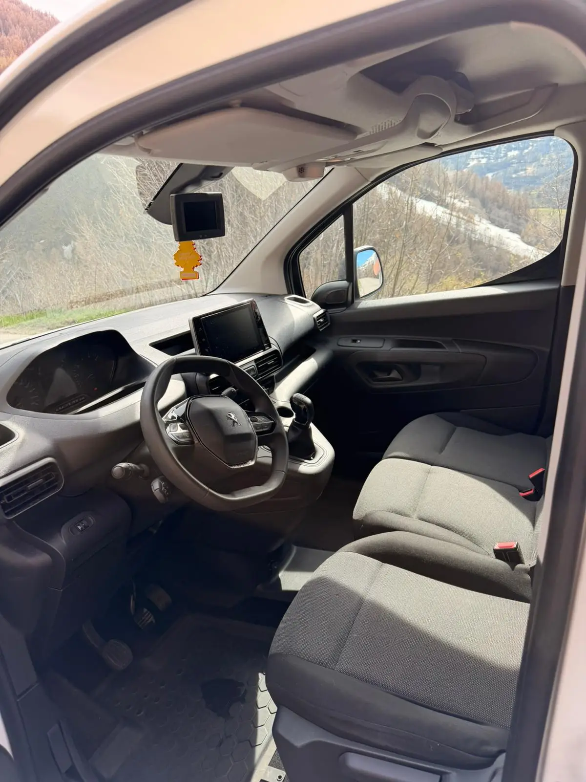 Intérieur avant de SUV nettoyé